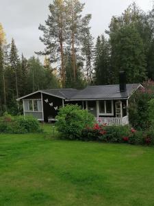 a small house with a yard with a yard at Bispgården Paradis 