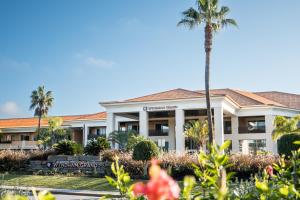 un edificio con una palma di fronte di Wyndham Grand Algarve a Quinta do Lago