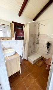 y baño con bañera, aseo y lavamanos. en Anacaona by UTA HOUSE, en Sainte-Anne