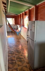 una habitación con nevera y hamaca en una casa en Anacaona by UTA HOUSE, en Sainte-Anne