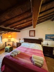 1 dormitorio con 1 cama grande y toallas. en La casa nel Castello, en Canneto