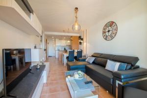 een woonkamer met een bank en een tafel bij Peaceful Paraiso in Playa Paraiso