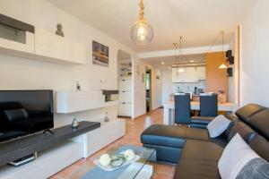 een woonkamer met een bank en een tv bij Peaceful Paraiso in Playa Paraiso