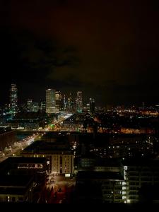uma vista para uma cidade à noite com luzes em Le Neuf Residence em Frankfurt
