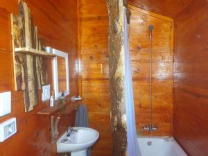 een badkamer met een wastafel, een toilet en een bad bij Serendipity Farm Byrne in Byrne