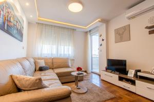 a living room with a couch and a tv at Flexible SelfCheckIns 43 - Zagreb - Luxury - Parking - Loggia - Brand New in Zagreb