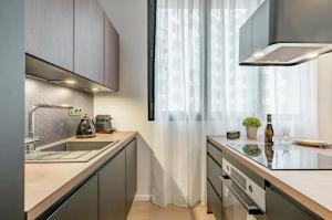 アヌシーにあるLoge Galeries Lafayette 1 min lacのシンクとカウンターのあるキッチン