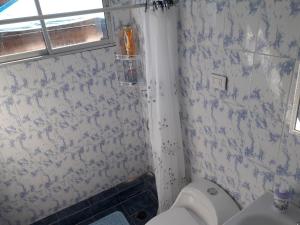 La salle de bains est pourvue de toilettes et d'un lavabo. dans l'établissement Rosa Herminia, à Limache