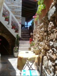 Foto dalla galleria di Fasolas square studio 15m2 is located 30 stairs up from the main road and it is in the old market fasolas and next to the museums a Philotium