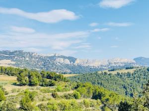 ボーム・ド・ヴニーズにあるSous Le Figuierの山々を背景にした渓谷の景色