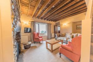 uma sala de estar com um sofá e uma lareira em Tower Cottage Far Sawrey Windermere em Far Sawrey