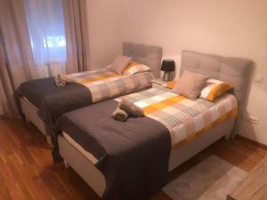 dos camas sentadas una al lado de la otra en una habitación en Apartman Arena-Velesajam VITO, en Zagreb