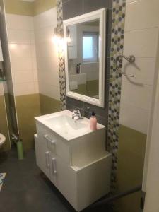 y baño con lavabo y espejo. en Apartman Arena-Velesajam VITO, en Zagreb