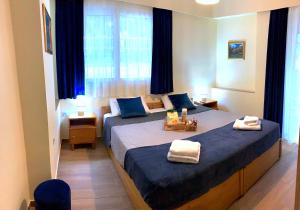 1 dormitorio con 2 camas y ventana en A&B Rhodes city apartments en Rodas
