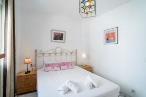 Łóżko lub łóżka w pokoju w obiekcie Pitufo 1D Apartments Casasol