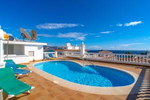 basen na dachu domu z krzesłami i oceanem w obiekcie Pitufo 1D Apartments Casasol w mieście Nerja
