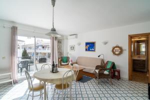 salon ze stołem i kanapą w obiekcie Pitufo 1D Apartments Casasol w mieście Nerja