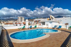 basen na dachu budynku w obiekcie Pitufo 1D Apartments Casasol w mieście Nerja