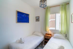 Łóżko lub łóżka w pokoju w obiekcie Pitufo 1D Apartments Casasol