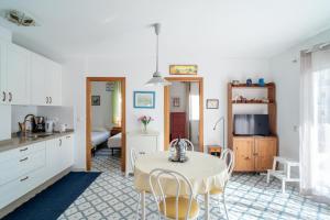 Kuchnia lub aneks kuchenny w obiekcie Pitufo 1D Apartments Casasol