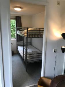 DrijberにあるVacare chaletの廊下 二段ベッド2組が備わる客室です。