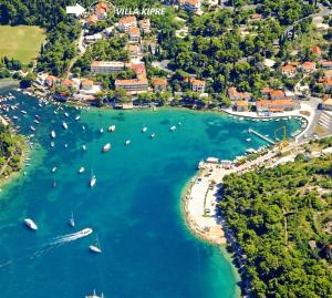 een luchtzicht op een haven met boten in het water bij Villa Kipre 2 in Cavtat +29 foto's