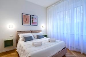 a bedroom with a large bed with a large window at PORTA VENEZIA-TRILOCALE-LUXURY con Wifi-Neflix in Milan
