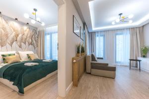 1 dormitorio con 1 cama y 1 silla en una habitación en Pomorskie Apartamenty Monte Cassino 27 Deluxe en Sopot