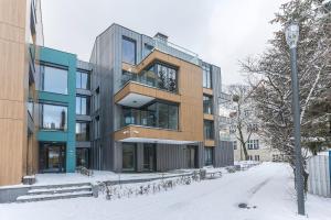 a building in the snow in front of a street at Pomorskie Apartamenty Monte Cassino 27 Deluxe in Sopot