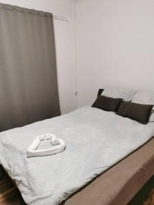 Giường trong phòng chung tại Tifani Apartman