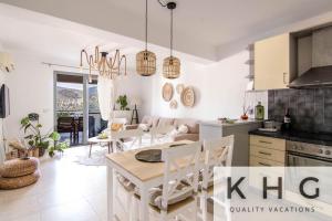 una cucina e un soggiorno con tavolo e sedie di Majestic view Boho style retreat! ad Argostoli