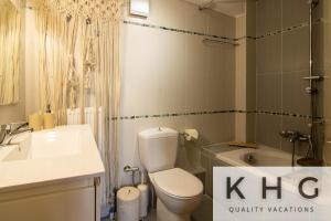 un bagno con un water, un lavandino e una vasca di Majestic view Boho style retreat! ad Argostoli Altre 30 foto