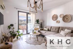 un soggiorno con un divano e un tavolo di Majestic view Boho style retreat! ad Argostoli