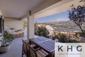 balcone con tavolo in legno e vista sull'acqua di Majestic view Boho style retreat! ad Argostoli