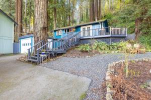 Monte Rio的住宿－Redwood Paradise，森林中间的蓝色房子