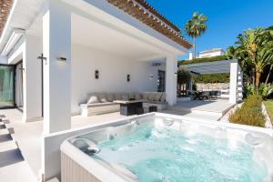 - un bain à remous dans l'arrière-cour d'une maison dans l'établissement VACATION MARBELLA I Villa Lina, Golf Valley, Jacuzzi, Close to the Marina, à Marbella