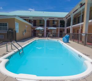 a large swimming pool in front of a building at Red Roof Inn Crossville in Crossville