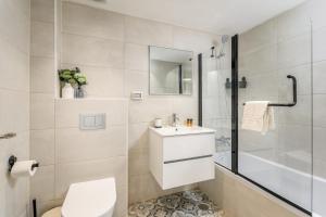a bathroom with a toilet and a shower and a sink at Luxurious Huge 2BDR&2Bth w Parking- mahne yehuda sea-u jerusalem in Jerusalem