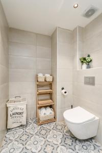 a bathroom with a white toilet in a room at Luxurious Huge 2BDR&2Bth w Parking- mahne yehuda sea-u jerusalem in Jerusalem
