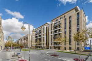 an apartment building on a street with a street light at Luxurious Huge 2BDR&2Bth w Parking- mahne yehuda sea-u jerusalem in Jerusalem