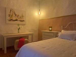 1 dormitorio con cama, mesa y escritorio en Marisa Home en Orzola