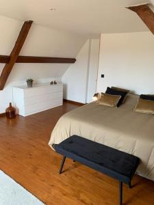 Saint-Jans-Cappel的住宿－Cottage chaleureux au cœur des Monts de Flandres，一间卧室设有一张大床,铺有木地板。