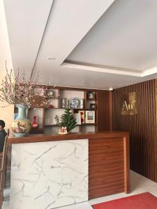 vestíbulo con encimera de mármol y jarrón en Au79 Hotel & Apartment, en Hai Phong