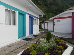 une rangée de maisons colorées dans un village dans l'établissement Sangay Spa Hotel, à Baños