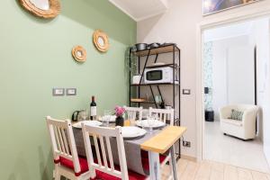 comedor con mesa y sillas en Rome as you feel - Diocleziano Apartment, en Roma