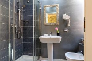 y baño con lavabo y ducha con espejo. en Rome as you feel - Diocleziano Apartment, en Roma