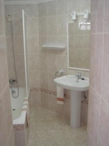 y baño con lavabo y ducha. en Apartamentos Vistamar en Santo Tomás