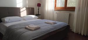 1 dormitorio con 1 cama con 2 toallas en Casolare L'Antico Olivo, en Chiesina Uzzanese