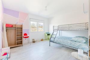 Bouvaincourt-sur-Bresle的住宿－Le Gîte des 5 étangs，一间卧室配有双层床和书桌
