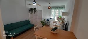 salon z zieloną kanapą i stołem w obiekcie Loft 105 w Corralejo